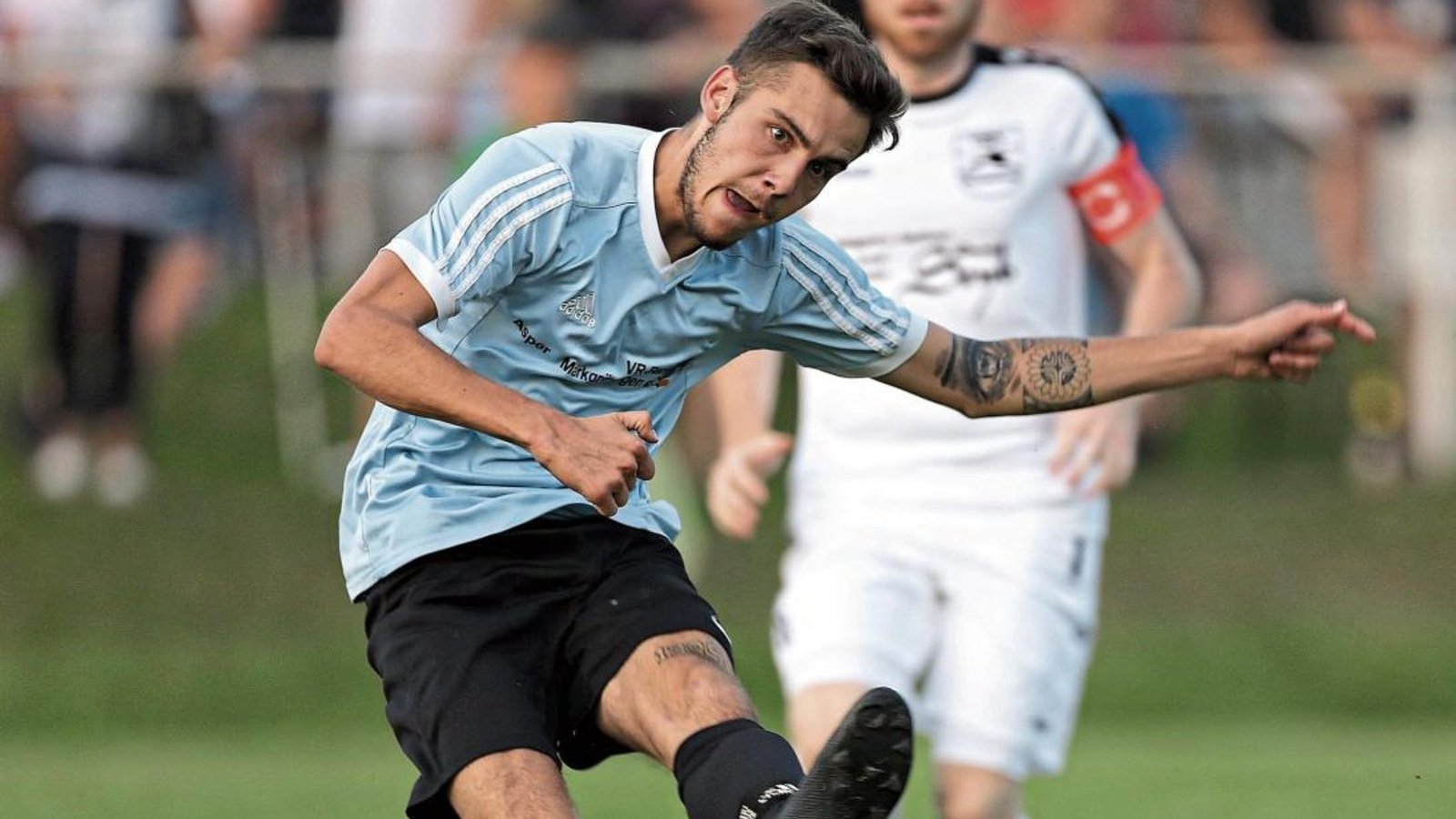 Luis Buchenroth gibt eine Vorlage im gestrigen Abendspiel, doch vor dem Gästetor findet er zu keiner Zeit den passenden Abnehmer. Foto: Küppers Luis Buchenroth gibt eine Vorlage im gestrigen Abendspiel, doch vor dem Gästetor findet er zu keiner Zeit den passenden Abnehmer. Foto: Küppers
