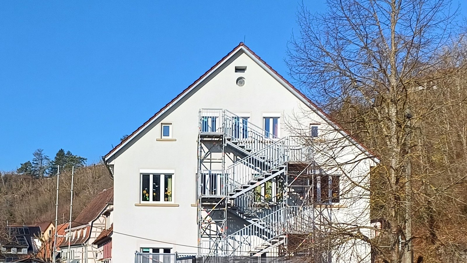 Seit Ende Januar ist eine Gerüsttreppe als zweiter baulicher Rettungsweg an der Grundschule in Aurich angebracht. Seit dem 3. Februar ist sie zur Benutzung freigegeben, berichtet Stadtsprecherin Astrid Kniep auf Nachfrage.  Foto: Rücker