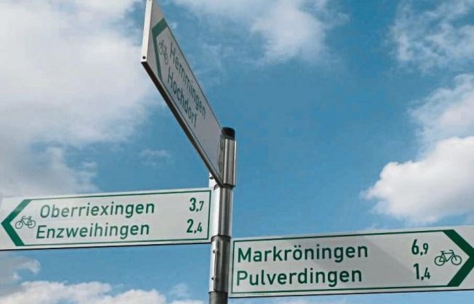 Ganz neu und schon falsch: Radwegweiser an der Enzweihinger Steige. Den Weg nach Markg(!)röningen wird man dennoch finden.  Foto: Arning