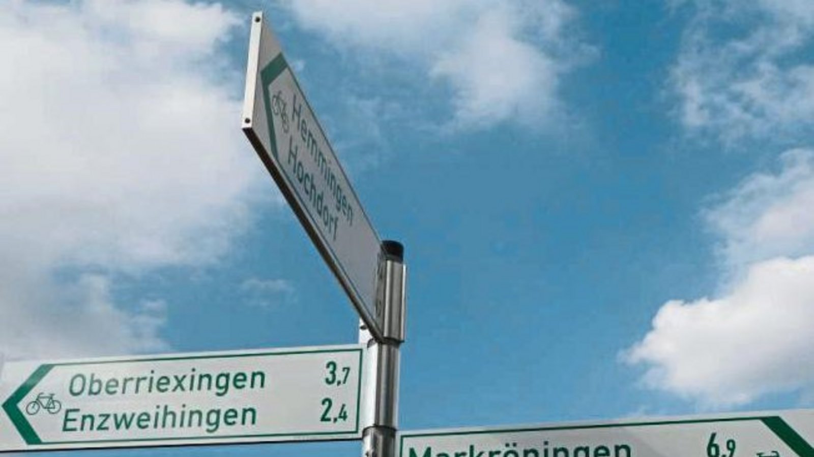 Ganz neu und schon falsch: Radwegweiser an der Enzweihinger Steige. Den Weg nach Markg(!)röningen wird man dennoch finden. Foto: Arning Ganz neu und schon falsch: Radwegweiser an der Enzweihinger Steige. Den Weg nach Markg(!)röningen wird man dennoch finden. Foto: Arning