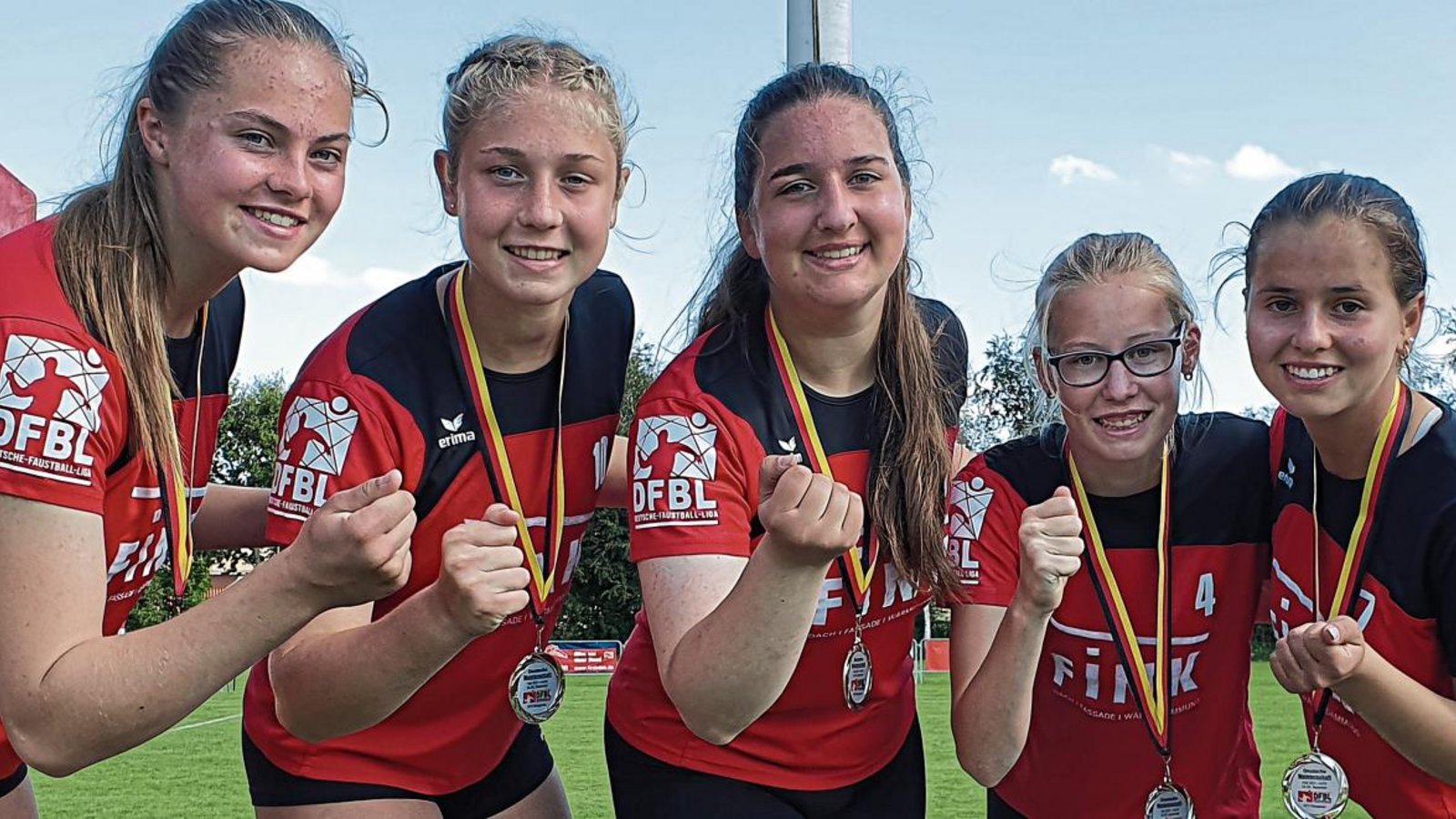 Ricarda Stübbe, Julie Schlemme, Lisa Knodel, Laura Schmid und Eva Winkler haben bei der DM der U-16-Faustballerinnen im niedersächsischen Wangersen Silber gewonnen. Foto: privat