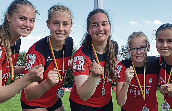 Ricarda Stübbe, Julie Schlemme, Lisa Knodel, Laura Schmid und Eva Winkler haben bei der DM der U-16-Faustballerinnen im niedersächsischen Wangersen Silber gewonnen. Foto: privat