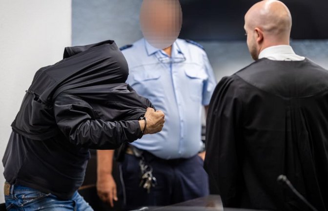 Der wegen Totschlags angeklagte Mann soll eine Frau zwischen Ende Juli und Anfang August 2025 umgebracht haben und die Leiche anschließend in einen Rollkoffer verpackt und diesen mit Folie und Müllbeuteln umwickelt haben.<span class='image-autor'>Christoph Schmidt/dpa</span>