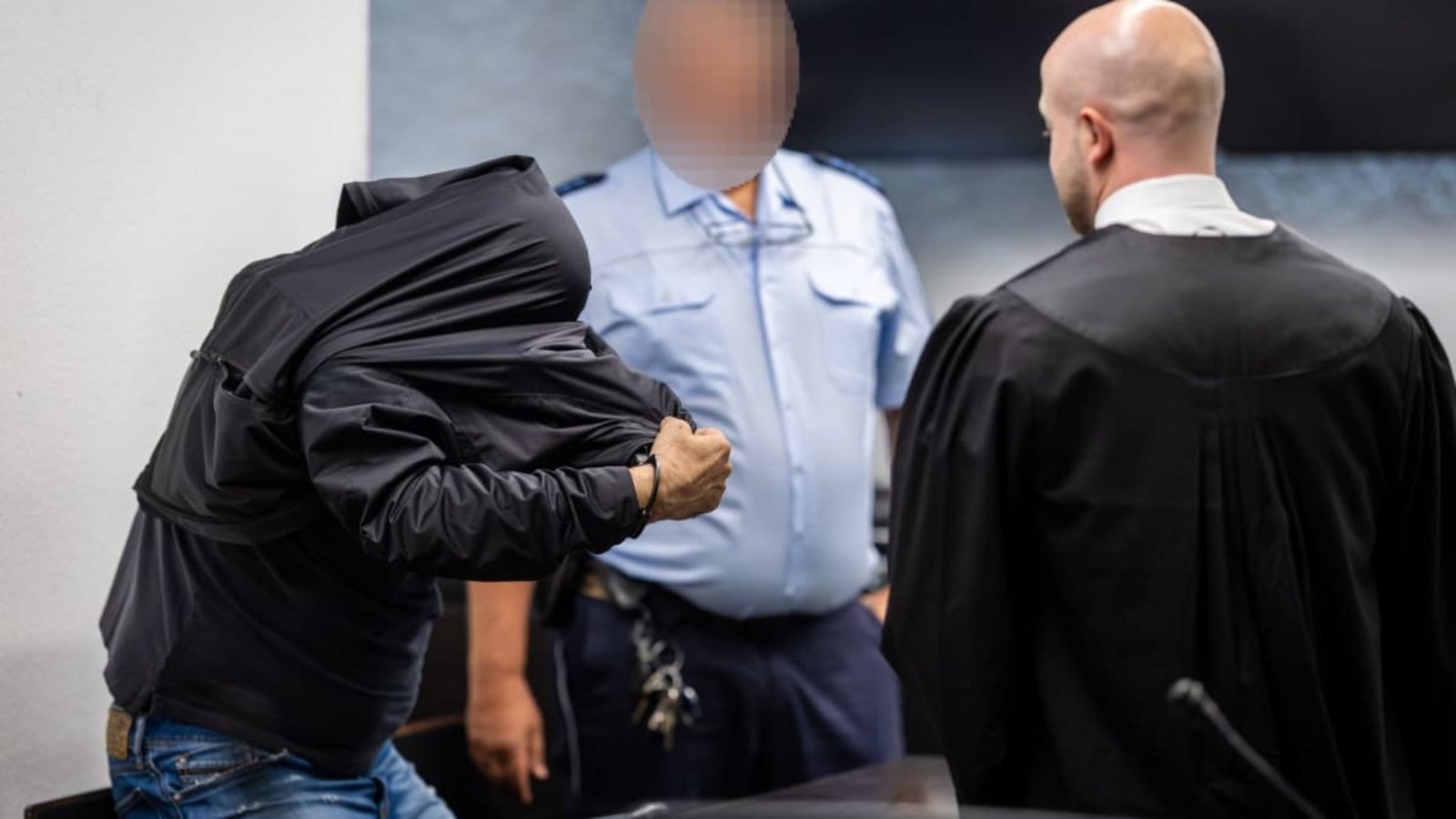 Der wegen Totschlags angeklagte Mann soll eine Frau zwischen Ende Juli und Anfang August 2025 umgebracht haben und die Leiche anschließend in einen Rollkoffer verpackt und diesen mit Folie und Müllbeuteln umwickelt haben.Christoph Schmidt/dpa Der wegen Totschlags angeklagte Mann soll eine Frau zwischen Ende Juli und Anfang August 2025 umgebracht haben und die Leiche anschließend in einen Rollkoffer verpackt und diesen mit Folie und Müllbeuteln umwickelt haben.Christoph Schmidt/dpa