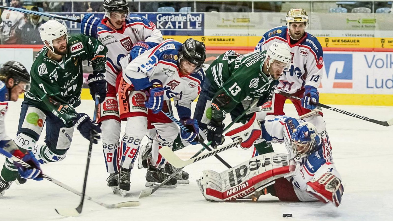 Die beiden Steelers-Akteure Jason Pinizzotto (Zweiter von links) und Marcus Sommerfeld (Dritter von rechts) haben gegen die Ravensburger Überlegenheit schwer zu kämpfen. Foto: Simecek Die beiden Steelers-Akteure Jason Pinizzotto (Zweiter von links) und Marcus Sommerfeld (Dritter von rechts) haben gegen die Ravensburger Überlegenheit schwer zu kämpfen. Foto: Simecek