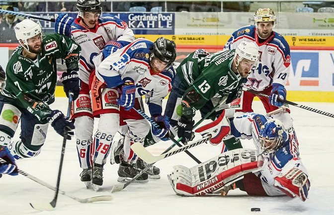 Die beiden Steelers-Akteure Jason Pinizzotto (Zweiter von links) und Marcus Sommerfeld (Dritter von rechts) haben gegen die Ravensburger Überlegenheit schwer zu kämpfen. Foto: Simecek