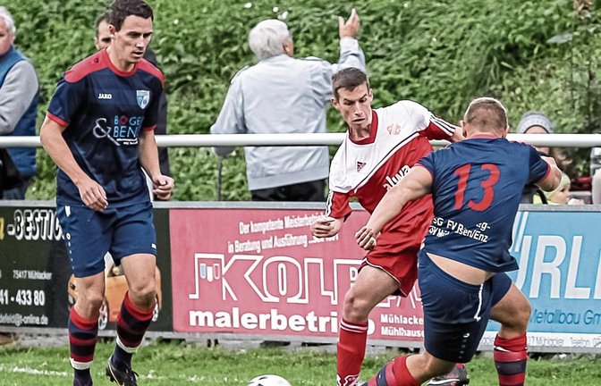 Adrian Kurz (Mitte) und die SGM Hohenhaslach/Freudental lief sich im Duell der Spielgemeinschaften an Manuel Klempin (rechts) und Cevin Blattert von der SGM Roßwag/Mühlhausen fest.  Foto: Simecek