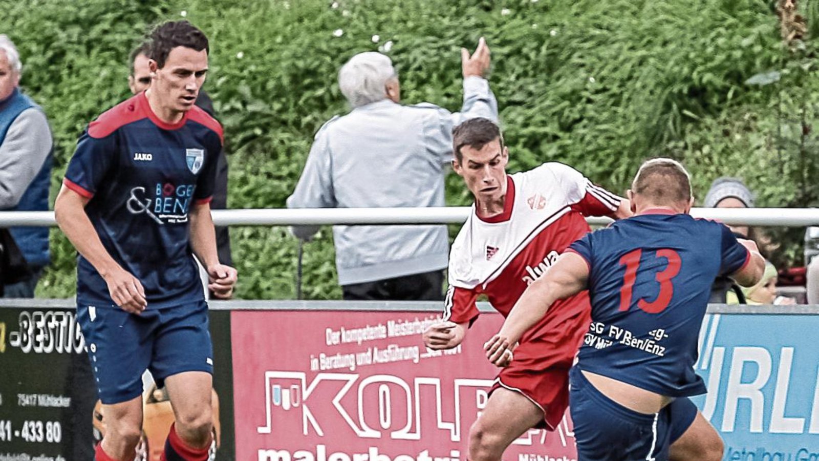 Adrian Kurz (Mitte) und die SGM Hohenhaslach/Freudental lief sich im Duell der Spielgemeinschaften an Manuel Klempin (rechts) und Cevin Blattert von der SGM Roßwag/Mühlhausen fest. Foto: Simecek Adrian Kurz (Mitte) und die SGM Hohenhaslach/Freudental lief sich im Duell der Spielgemeinschaften an Manuel Klempin (rechts) und Cevin Blattert von der SGM Roßwag/Mühlhausen fest. Foto: Simecek