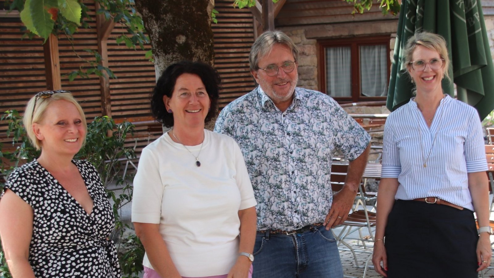 Der großzügige Biergarten ist ein beliebter Treffpunkt in der Seemühle, hier (von links): Meike Günter, Petra Krebs, Michael Brenner und Nadine Zenker-Kaiser. Foto: Arning Der großzügige Biergarten ist ein beliebter Treffpunkt in der Seemühle, hier (von links): Meike Günter, Petra Krebs, Michael Brenner und Nadine Zenker-Kaiser. Foto: Arning