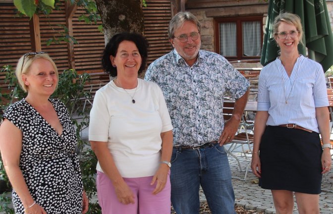 Der großzügige Biergarten ist ein beliebter Treffpunkt in der Seemühle, hier (von links): Meike Günter, Petra Krebs, Michael Brenner und Nadine Zenker-Kaiser. <span class='image-autor'>Foto: Arning</span>