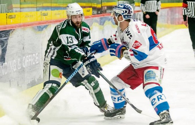 Marcus Sommerfeld (links) leitete mit einem Fehlpass im eigenen Drittel den Ravensburger Treffer zum 4: 1 ein. Foto: Simecek