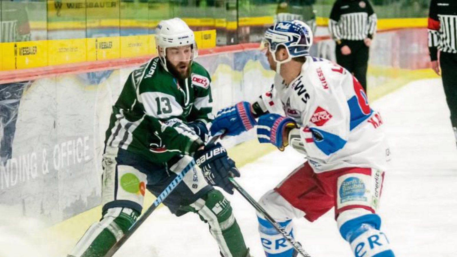 Marcus Sommerfeld (links) leitete mit einem Fehlpass im eigenen Drittel den Ravensburger Treffer zum 4: 1 ein. Foto: Simecek Marcus Sommerfeld (links) leitete mit einem Fehlpass im eigenen Drittel den Ravensburger Treffer zum 4: 1 ein. Foto: Simecek