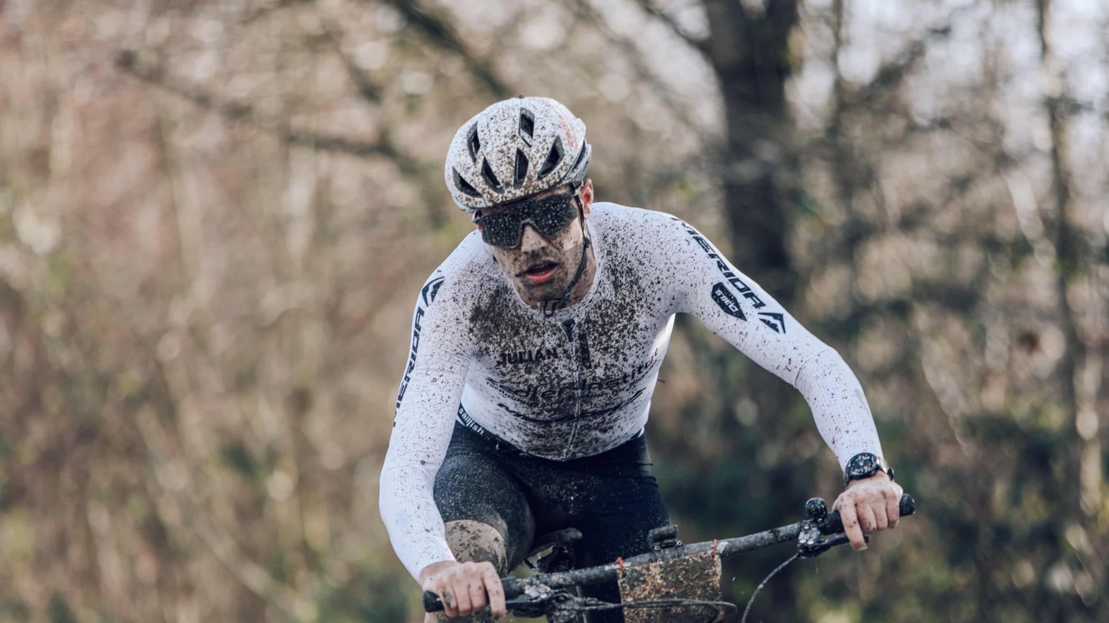 Kaum zu erkennen ist Julian Großkopf in schlammigem Terrain. Foto: Schäf