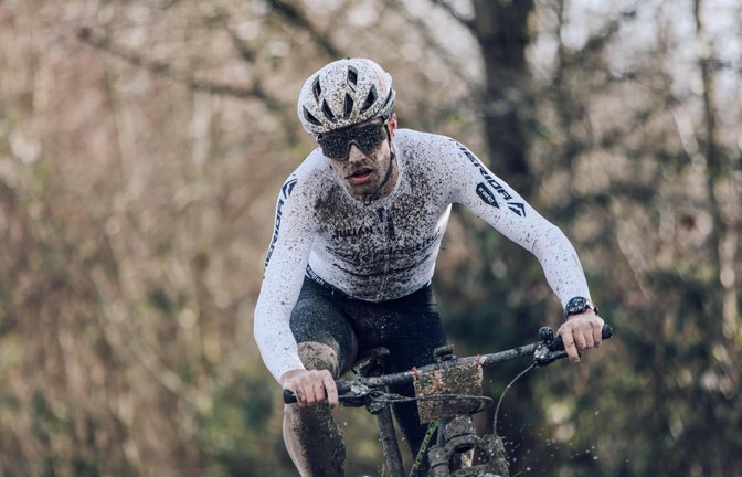 Kaum zu erkennen ist Julian Großkopf in schlammigem Terrain. <span class='image-autor'>Foto: Schäf</span>