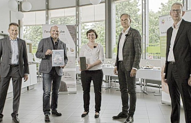 Schirmherr Markus Stammberger (Zweiter von links) und die Zweite Vorsitzende Mirjam Trölenberg nahmen den Preis für Aufwind entgegen, der von Jurymitglied Joachim Dorfs, dem Vorstandsvorsitzenden der Porsche AG, Dr. Oliver Blume, und Jurymitglied Dr. Christoph Reisinger (von rechts) überreicht wurde.  Foto: Ferry-Porsche-Stiftung