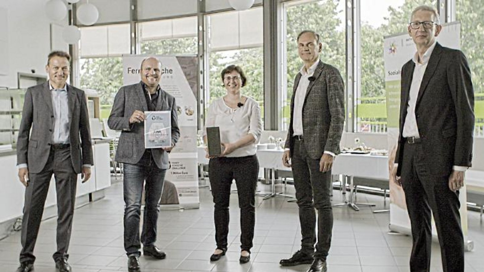 Schirmherr Markus Stammberger (Zweiter von links) und die Zweite Vorsitzende Mirjam Trölenberg nahmen den Preis für Aufwind entgegen, der von Jurymitglied Joachim Dorfs, dem Vorstandsvorsitzenden der Porsche AG, Dr. Oliver Blume, und Jurymitglied Dr. Christoph Reisinger (von rechts) überreicht wurde. Foto: Ferry-Porsche-Stiftung Schirmherr Markus Stammberger (Zweiter von links) und die Zweite Vorsitzende Mirjam Trölenberg nahmen den Preis für Aufwind entgegen, der von Jurymitglied Joachim Dorfs, dem Vorstandsvorsitzenden der Porsche AG, Dr. Oliver Blume, und Jurymitglied Dr. Christoph Reisinger (von rechts) überreicht wurde. Foto: Ferry-Porsche-Stiftung