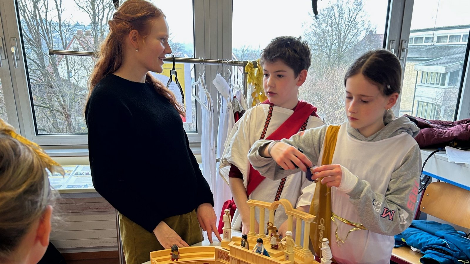 Anschaulicher Latein-Unterricht mit der Fachlehrerin Christina Müller. Foto: p Anschaulicher Latein-Unterricht mit der Fachlehrerin Christina Müller. Foto: p