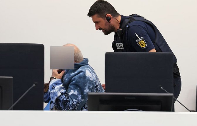 Der Angeklagte wird von einem Justizmitarbeiter in den Verhandlungssaal gefahren, er sitzt im Rollstuhl.<span class='image-autor'>Armin Buhl</span>