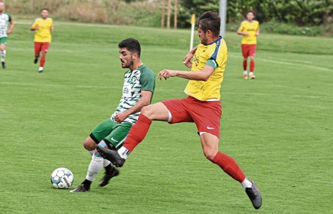 Hakan Atalay (links) gibt gerade den Alleinunterhalter. Er ist der einzige Stürmer beim VfR Sersheim, der fit und nicht im Urlaub ist. Foto: Nachreiner