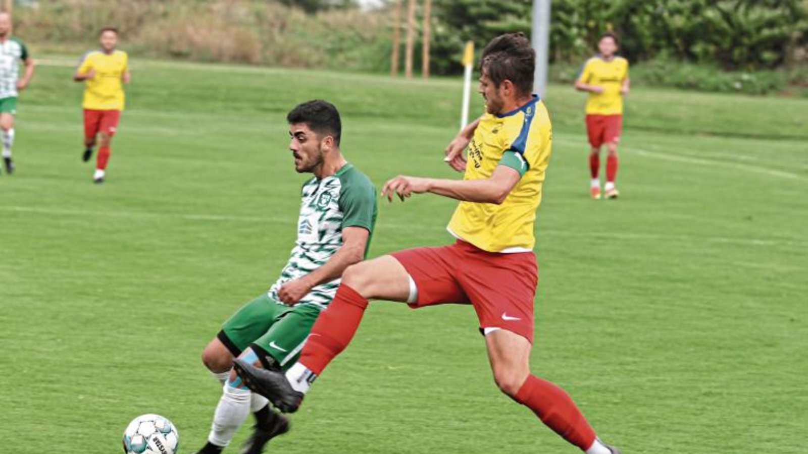 Hakan Atalay (links) gibt gerade den Alleinunterhalter. Er ist der einzige Stürmer beim VfR Sersheim, der fit und nicht im Urlaub ist. Foto: Nachreiner Hakan Atalay (links) gibt gerade den Alleinunterhalter. Er ist der einzige Stürmer beim VfR Sersheim, der fit und nicht im Urlaub ist. Foto: Nachreiner