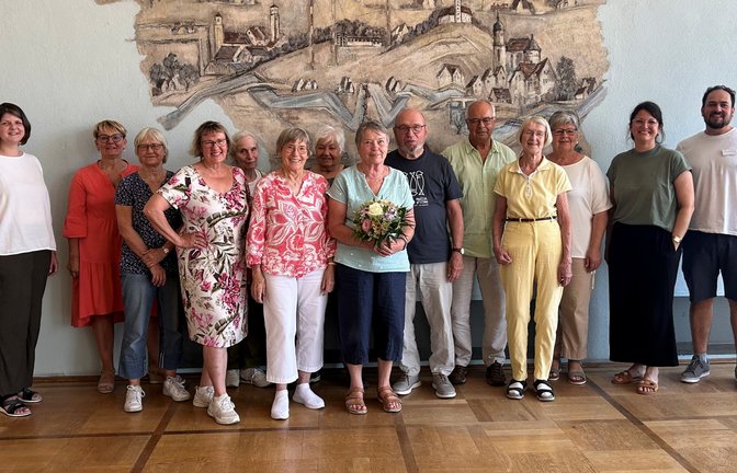 „Klassenfoto:“ Die Teilnehmerinnen und Teilnehmer der Bildungswerkstatt Vaihingen I freuen sich über die Glückwünsche zum 40. Semester. <span class='image-autor'>Foto: Mross</span>