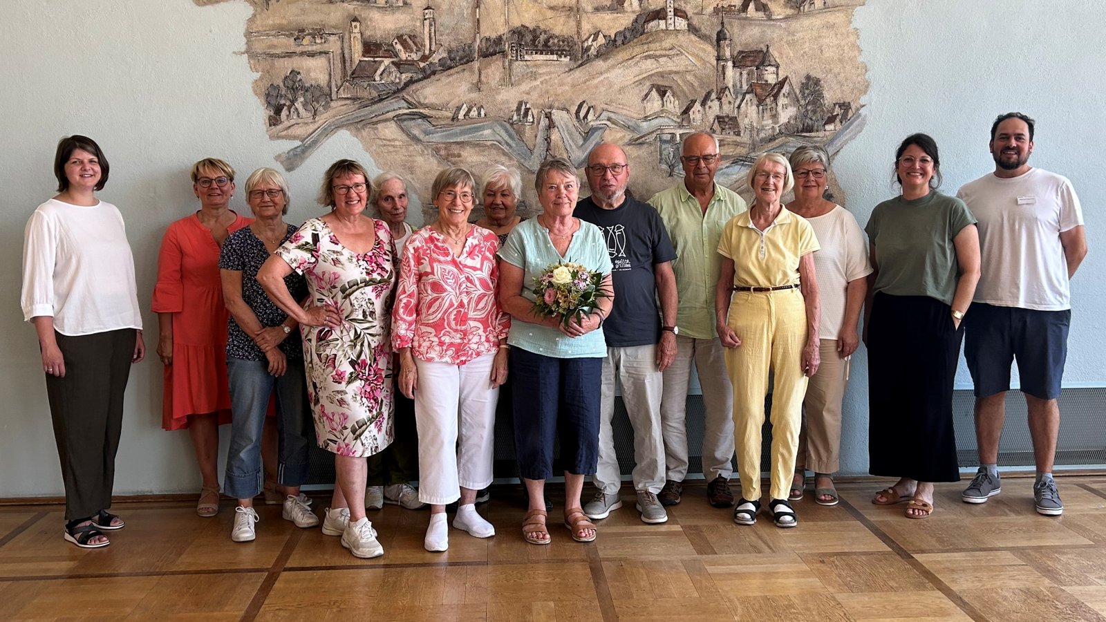 „Klassenfoto:“ Die Teilnehmerinnen und Teilnehmer der Bildungswerkstatt Vaihingen I freuen sich über die Glückwünsche zum 40. Semester. Foto: Mross „Klassenfoto:“ Die Teilnehmerinnen und Teilnehmer der Bildungswerkstatt Vaihingen I freuen sich über die Glückwünsche zum 40. Semester. Foto: Mross