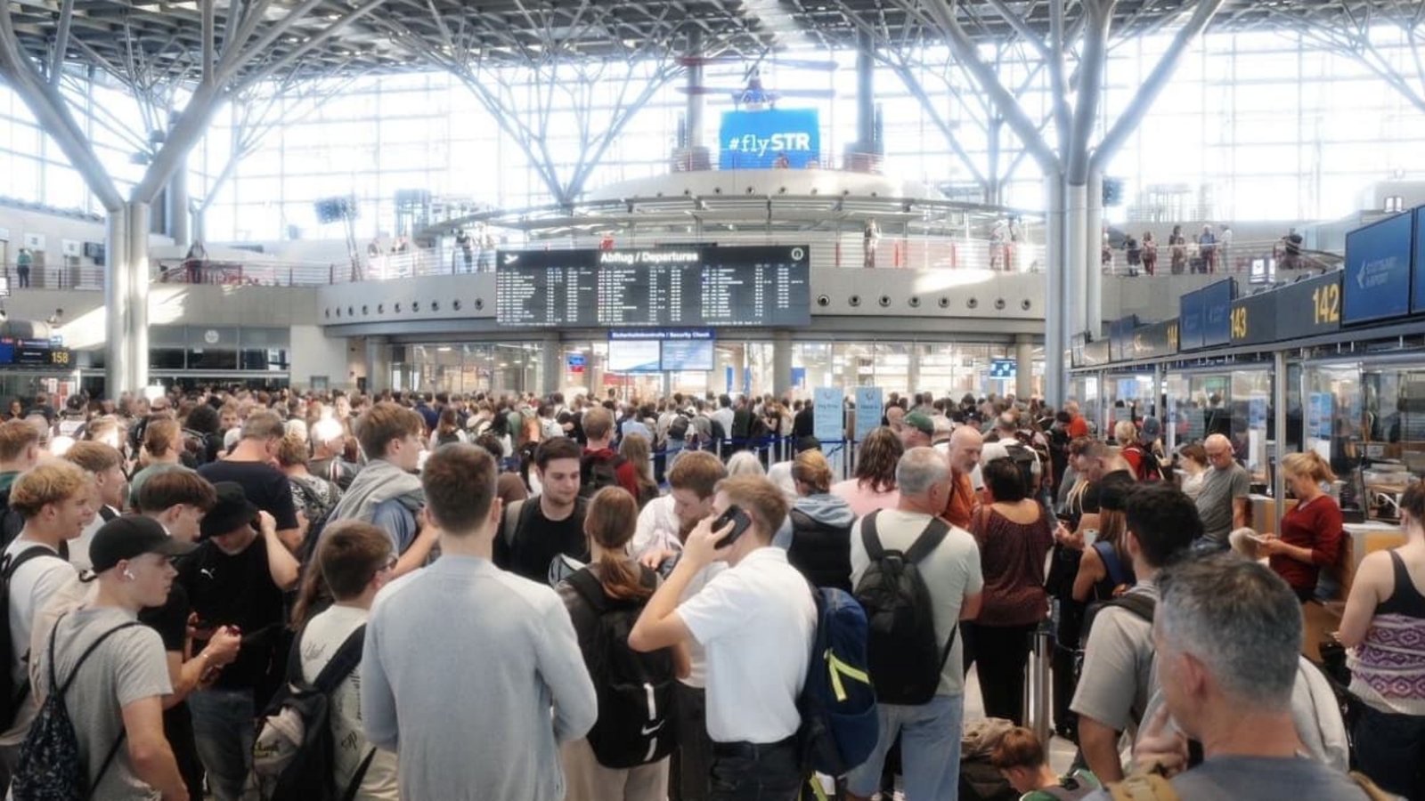 Auf dem Stuttgarter Flughafen herrscht am Montagnachmittag wegen einer behördlichen Maßnahme das blanke Chaos.Benjamin Schleckmann Auf dem Stuttgarter Flughafen herrscht am Montagnachmittag wegen einer behördlichen Maßnahme das blanke Chaos.Benjamin Schleckmann