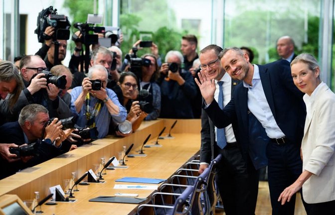 Im Blick der Presse: Das AfD-Führungsduo Tino Chrupalla (3. v. r.) und Alice Weidel (r.) mit dem Wahlsieger von Sachsen-Anhalt, Ulrich Siegmund.<span class='image-autor'>Bernd von Jutrczenka/dpa</span>