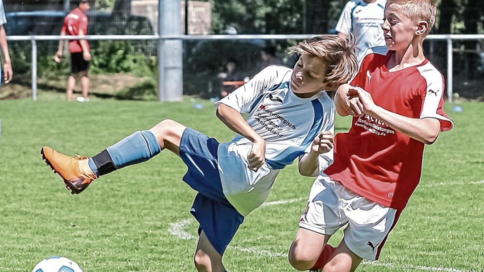 Nur mit Mühe hielten die Vaihinger D-Junioren (links) die Spieler der SGM Ingersheim/Hessigheim vom eigenen Tor fern. Foto: Simecek