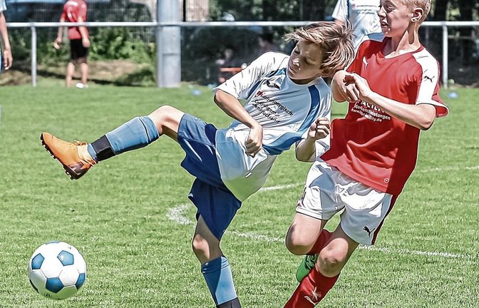 Nur mit Mühe hielten die Vaihinger D-Junioren (links) die Spieler der SGM Ingersheim/Hessigheim vom eigenen Tor fern. Foto: Simecek