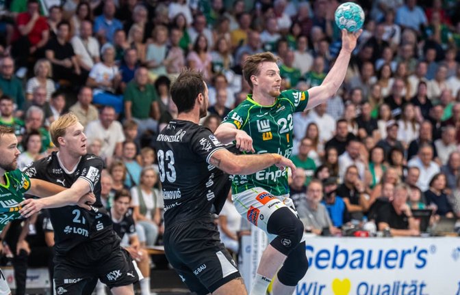 Göppingens Erik Persson (re.) gab wie das komplette Frisch-Auf-Team alles&nbsp;– es reichte nicht gegen den THW.<span class='image-autor'>IMAGO/Eibner</span>