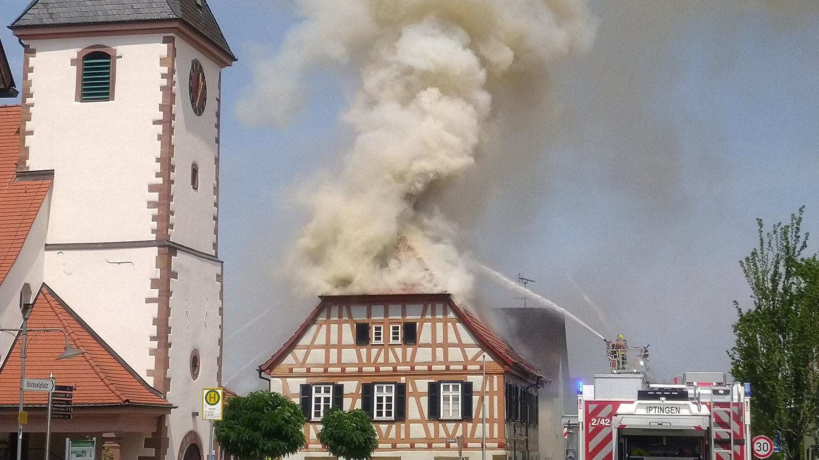Mehr als 100 Feuerwehrkräfte sind am Dienstag in Pinache im Einsatz. Foto: FW Wiernsheim Mehr als 100 Feuerwehrkräfte sind am Dienstag in Pinache im Einsatz. Foto: FW Wiernsheim