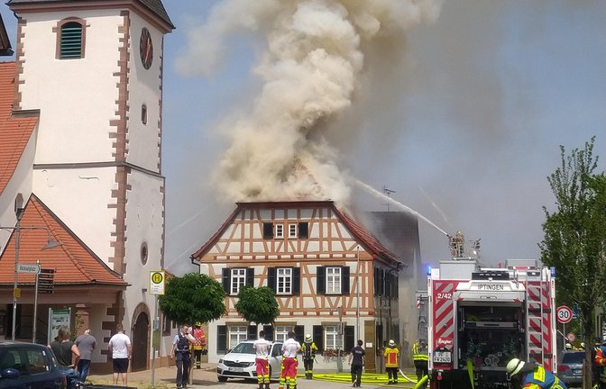 Mehr als 100 Feuerwehrkräfte sind am Dienstag in Pinache im Einsatz. Foto: FW Wiernsheim