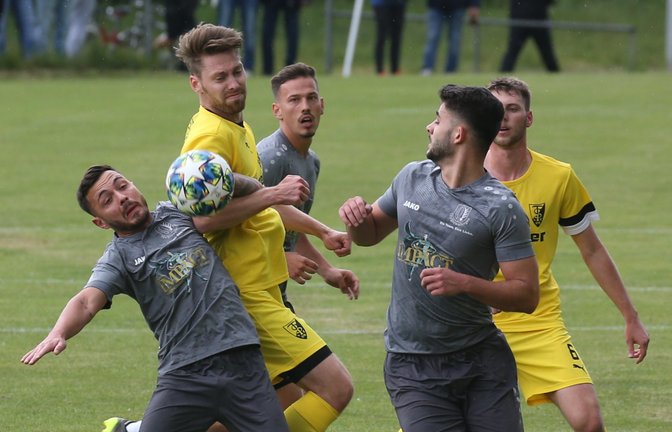 Heißer Kampf um den Ball im Spitzenspiel des TSV Enzweihingen gegen den TSV Ensingen zwischen (von links) Dolorjant Imeri, Max Lohfink, Marc Schwab, David Hanzouli und Steffen Roßmann.  <span class='image-autor'>Foto: Küppers</span>