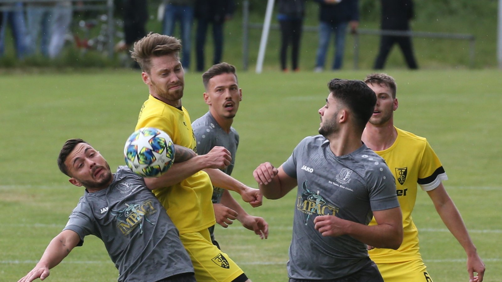 Heißer Kampf um den Ball im Spitzenspiel des TSV Enzweihingen gegen den TSV Ensingen zwischen (von links) Dolorjant Imeri, Max Lohfink, Marc Schwab, David Hanzouli und Steffen Roßmann.  Foto: Küppers