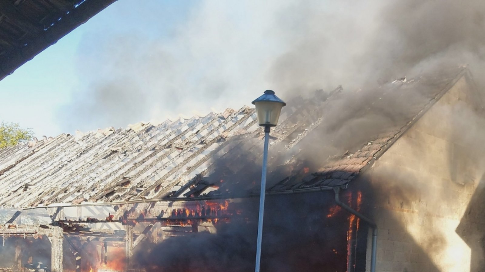 Die Scheune steht im Vollbrand.  Foto: KS-Images.de/Andreas Rometsch