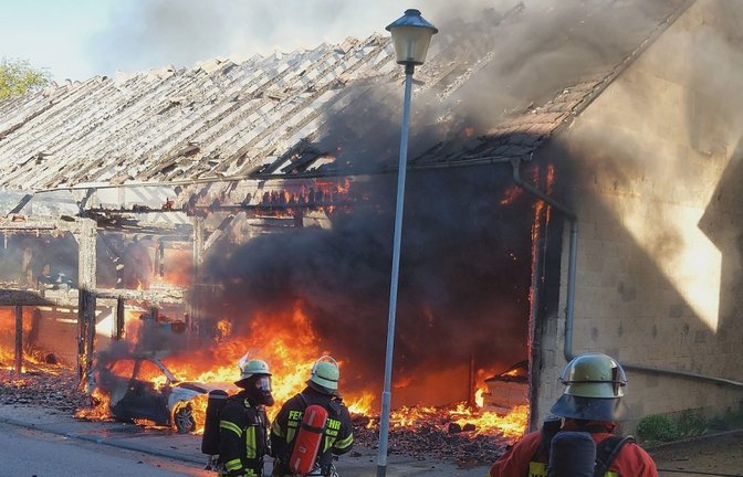 Die Scheune steht im Vollbrand.  <span class='image-autor'>Foto: KS-Images.de/Andreas Rometsch</span>