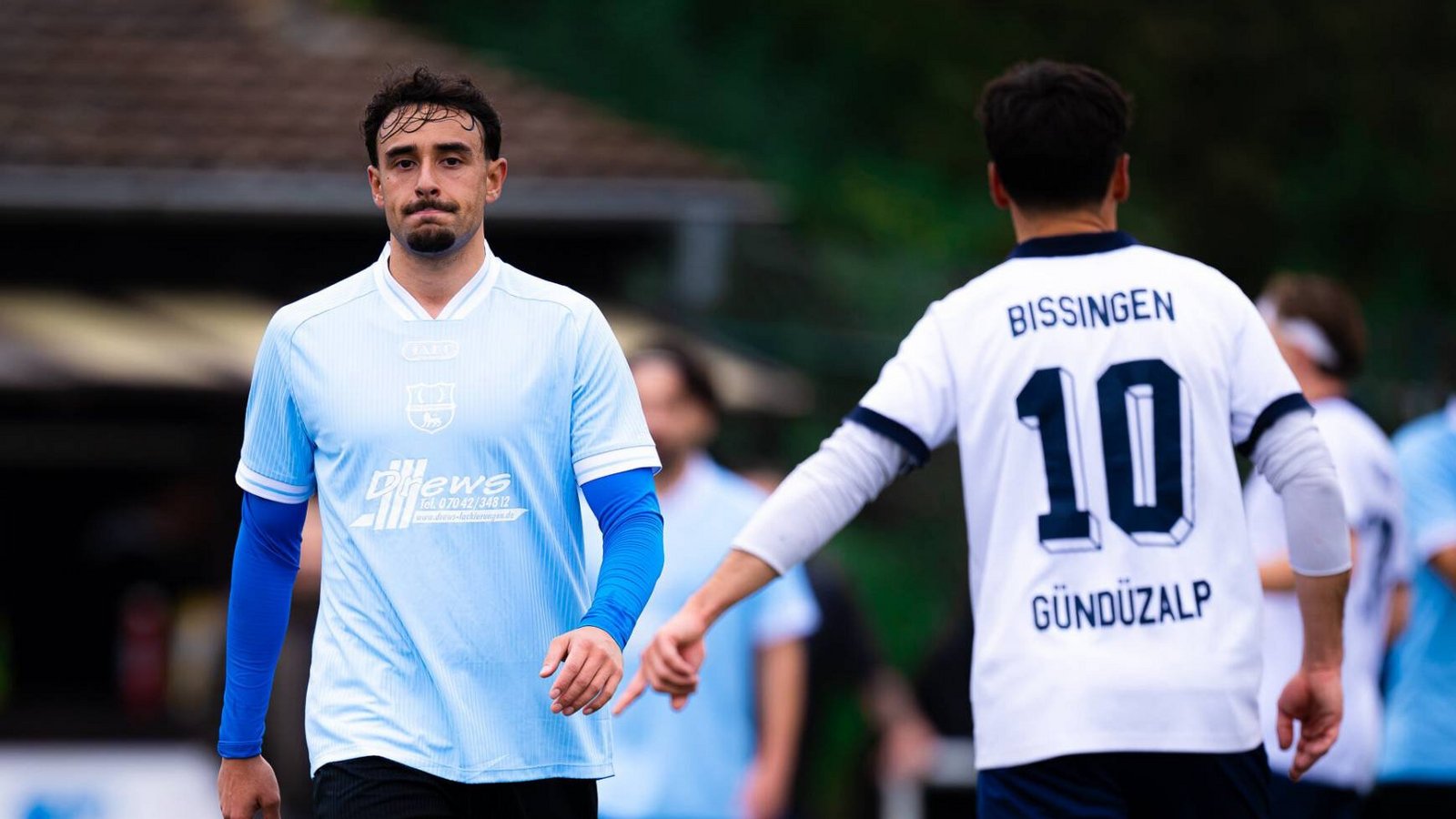 Ganz schön bedient ist Ahmet Köle (links) von der SGM EnzVaihingen nach der Niederlage bei der SpVgg Bissingen. Foto: Krause Ganz schön bedient ist Ahmet Köle (links) von der SGM EnzVaihingen nach der Niederlage bei der SpVgg Bissingen. Foto: Krause
