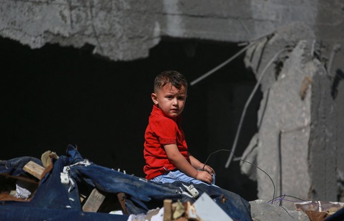 Solche Bilder prägen die Wahrnehmung des Krieges: Ein palästinensisches Kind nach der Zerstörung seines Heims in Al-Bureij durch einen israelischen Luftangriff.<span class='image-autor'>Foto: AFP/Bashar Taleb</span>