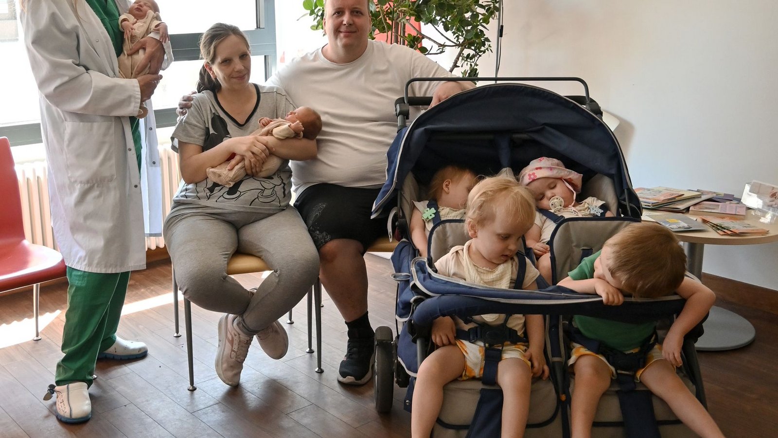 Jasmin und Andreas Rittner aus Fürth haben zum dritten Mal in recht kurzem Abstand Zwillinge bekommen. Auch die älteren Geschwister sind noch ziemlich klein. (Handout)Foto: -/Klinikum Fürth/dpa Jasmin und Andreas Rittner aus Fürth haben zum dritten Mal in recht kurzem Abstand Zwillinge bekommen. Auch die älteren Geschwister sind noch ziemlich klein. (Handout)Foto: -/Klinikum Fürth/dpa