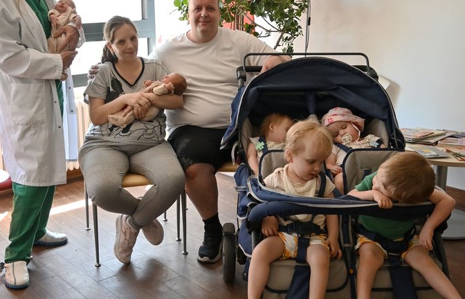Jasmin und Andreas Rittner aus Fürth haben zum dritten Mal in recht kurzem Abstand Zwillinge bekommen. Auch die älteren Geschwister sind noch ziemlich klein. (Handout)<span class='image-autor'>Foto: -/Klinikum Fürth/dpa</span>