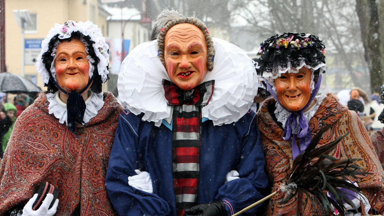 Der Fasnetsmontag ist in Villingen der wichtigste Fasnachtstag. Um 9 Uhr beginnt der Umzug der historischen Narrozunft. Allerdings machen den Narro die vielen anderen Vereine die vier Hauptstraßen von Anfang an streitig. Schon um 8 Uhr geht die Katzenmusik auf die Gass, später folgt der Aufmarsch der Südstadtclowns, am Nachmittag zieht die Glonkigilde durch die Innenstadt. Los ist immer etwas.Foto: dpa/Patrick Seeger Der Fasnetsmontag ist in Villingen der wichtigste Fasnachtstag. Um 9 Uhr beginnt der Umzug der historischen Narrozunft. Allerdings machen den Narro die vielen anderen Vereine die vier Hauptstraßen von Anfang an streitig. Schon um 8 Uhr geht die Katzenmusik auf die Gass, später folgt der Aufmarsch der Südstadtclowns, am Nachmittag zieht die Glonkigilde durch die Innenstadt. Los ist immer etwas.Foto: dpa/Patrick Seeger