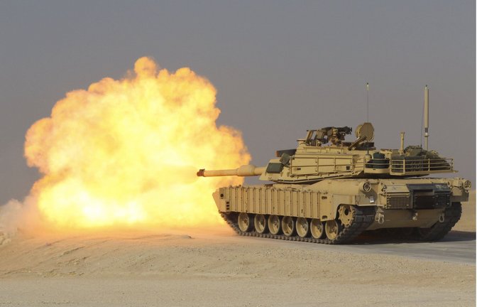 Ein amerikanischer  M1A2-Abrams-Kampfpanzer feuert auf einem Übungsgelände in Kuweit ein Granat ab (Foto von  August 2023).<span class='image-autor'>Foto: Imago/Zuma Wire</span>