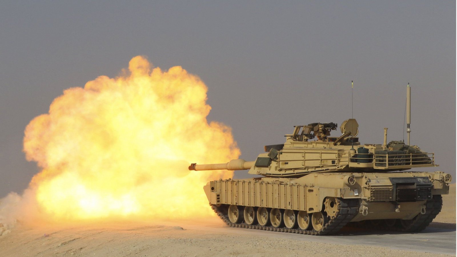Ein amerikanischer  M1A2-Abrams-Kampfpanzer feuert auf einem Übungsgelände in Kuweit ein Granat ab (Foto von  August 2023).Foto: Imago/Zuma Wire