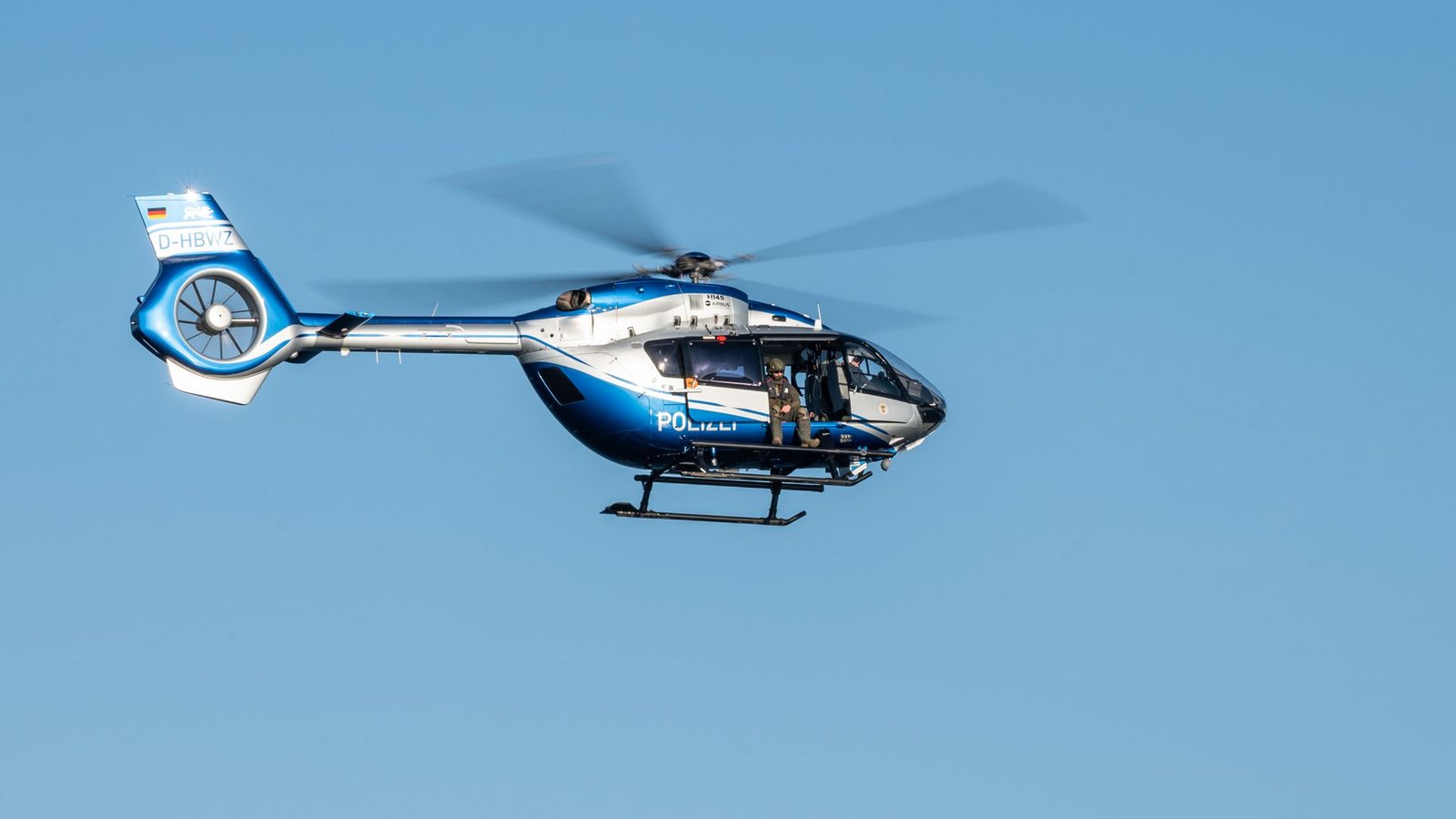 Insgesamt sind die Hubschrauber im Jahr 2023 fast 2300 Polizeieinsätze geflogen. (Symbolbild)Foto: dpa/Silas Stein Insgesamt sind die Hubschrauber im Jahr 2023 fast 2300 Polizeieinsätze geflogen. (Symbolbild)Foto: dpa/Silas Stein