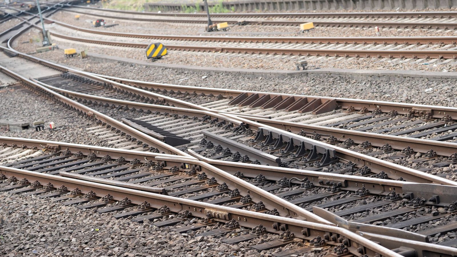 Vor allem die marode Infrastruktur bremst den Zugverkehr im Land aus.Foto: IMAGO//Chris Emil Janssen Vor allem die marode Infrastruktur bremst den Zugverkehr im Land aus.Foto: IMAGO//Chris Emil Janssen