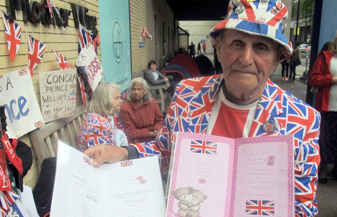Der Brite Terry Hutt zeigt am 30.04.2015 - seinem 80. Geburtstag - vor dem St. Mary's Hospital in London (Großbritannien) zwei Karten für den erwarteten Nachwuchs im britischen Königshaus: eine für einen Jungen und eine für ein Mädchen. In der Klinik wird Herzogin Kate ihr zweites Kind zur Welt bringen.<span class='image-autor'>Foto: picture alliance / dpa | Britta Schultejans</span>