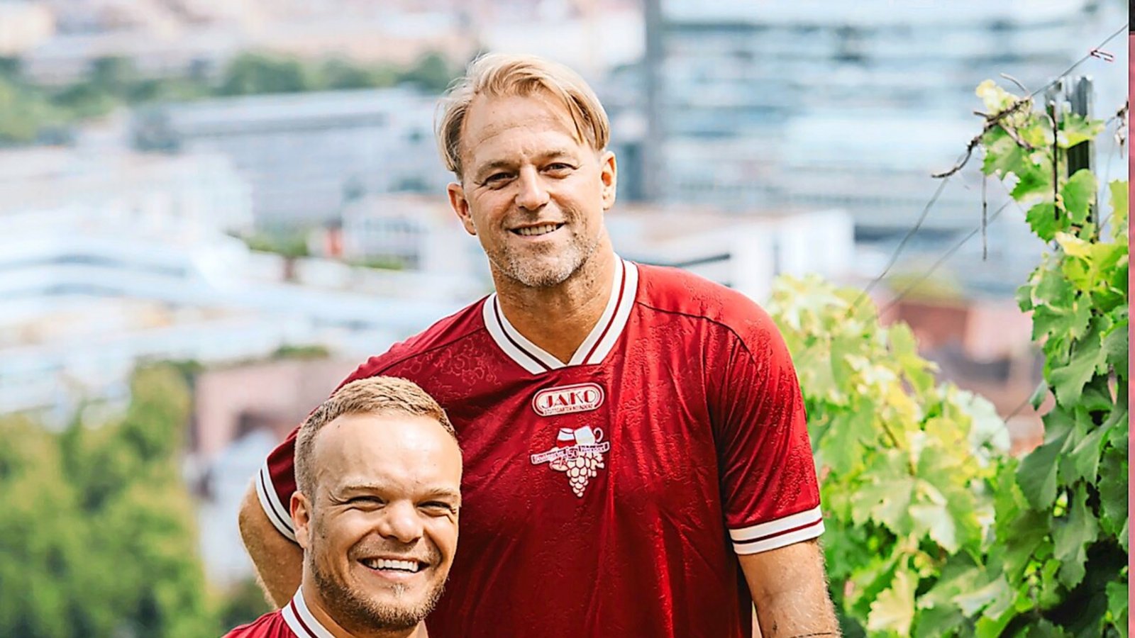 Fast die Hälfte der Einnahmen geht an soziale Zwecke, wie etwa das Projekt „Kleinformat“ von Niko Kappel (links). Auch dem Verein Stelp und Timo Hildebrand wurde ein Trikot zur Verfügung gestellt.Foto: Ronny Zimmermann