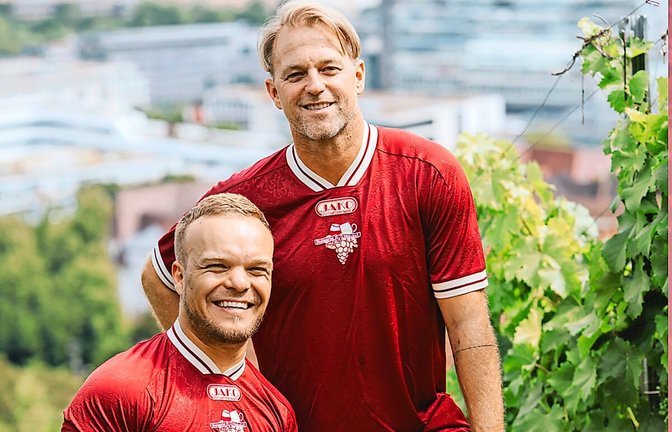 Fast die Hälfte der Einnahmen geht an soziale Zwecke, wie etwa das Projekt „Kleinformat“ von Niko Kappel (links). Auch dem Verein Stelp und Timo Hildebrand wurde ein Trikot zur Verfügung gestellt.<span class='image-autor'>Foto: Ronny Zimmermann</span>