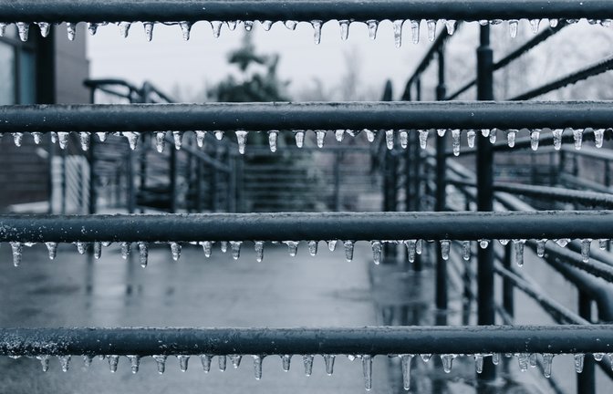 Der Eisregen hinterlässt gefährliche Eisschichten.<span class='image-autor'>Foto: Svitlana Ozirna / shutterstock.com</span>